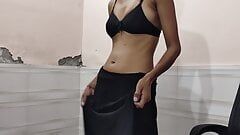 Nero vestito nuovo caldo begum sembra molto sexy e si sditalina nel buco del culo primo piano figa che mostra a pecorina