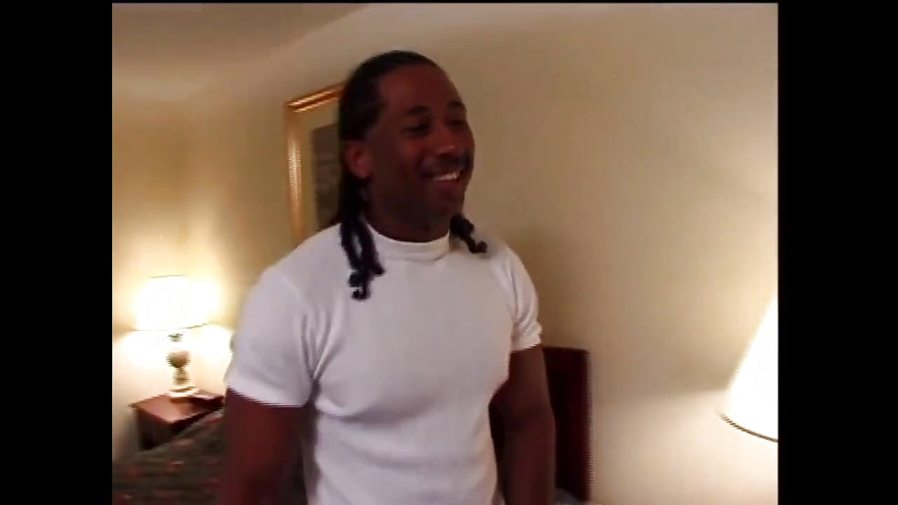 Siyah sürtük amını domaltarak siktiriyor