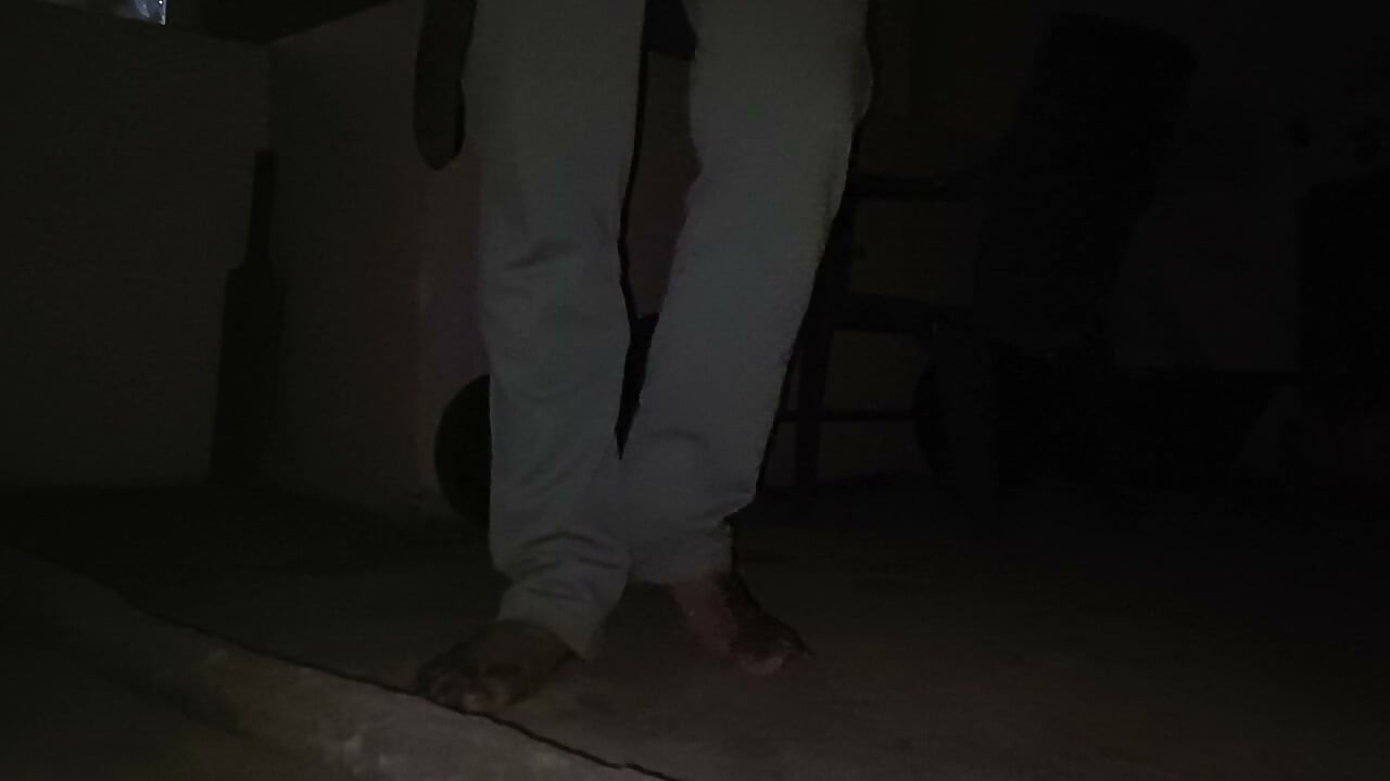 Mi-am pus salivă în fund și mi-am băgat degetul