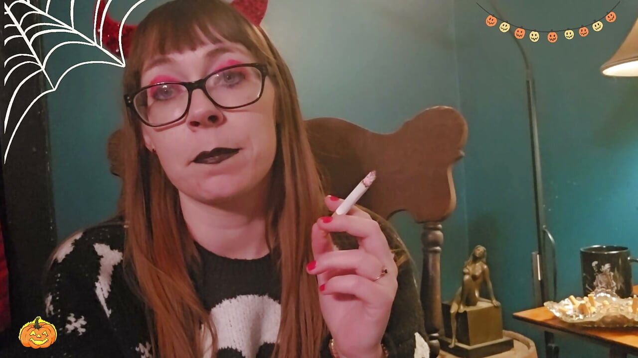 セーターを着て煙草を吸いながらHappy Halloweenをお祝いします