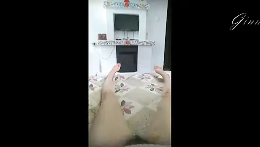 Ein dorfmädchen zieht schön ihre haarige muschi zu schöner musik