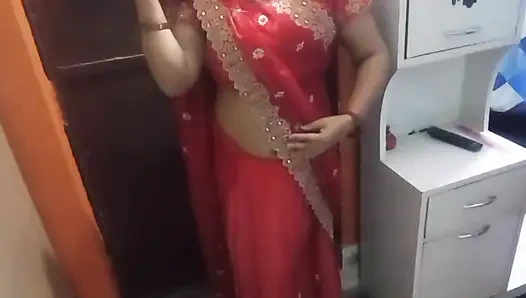 Обнаженная бхабхи занимается фингарингом.