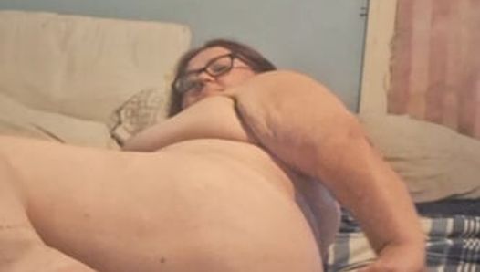 Жена трахает ее задницу дилдо