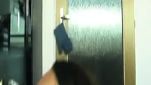 Olgun esmer orta yaşlı seksi kadın büyük zonklayan yarağa sırıklam tapıyor