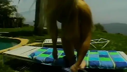 Mor dildolar tüm lezbiyen dürtülerini tatmin ediyor bu iki sarışın orta yaşlı seksi kadın