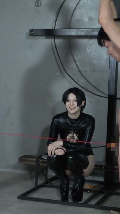 두 명의 노예가 젖꼭지 나 자지에 의해 문자열의 반대쪽 끝을 당겨 경쟁 | 흑인 대물 자지와 섹스하는 흑인 대물
