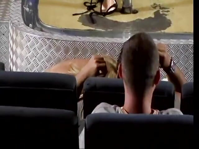 Deslumbrante loira branca gata com cinto de liga vermelha leva um pau em todos os seus buracos