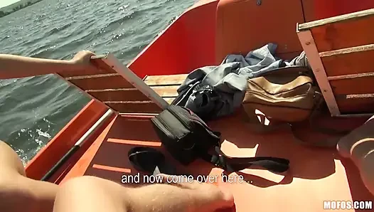 Pikaplar - tamamen doğal Nikol bir teknede sikiliyor