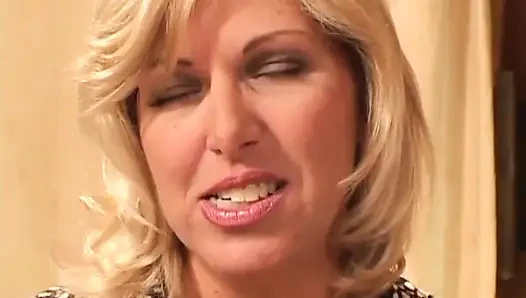 Blonde milf liebt den großen schwanz in der muschi im mund