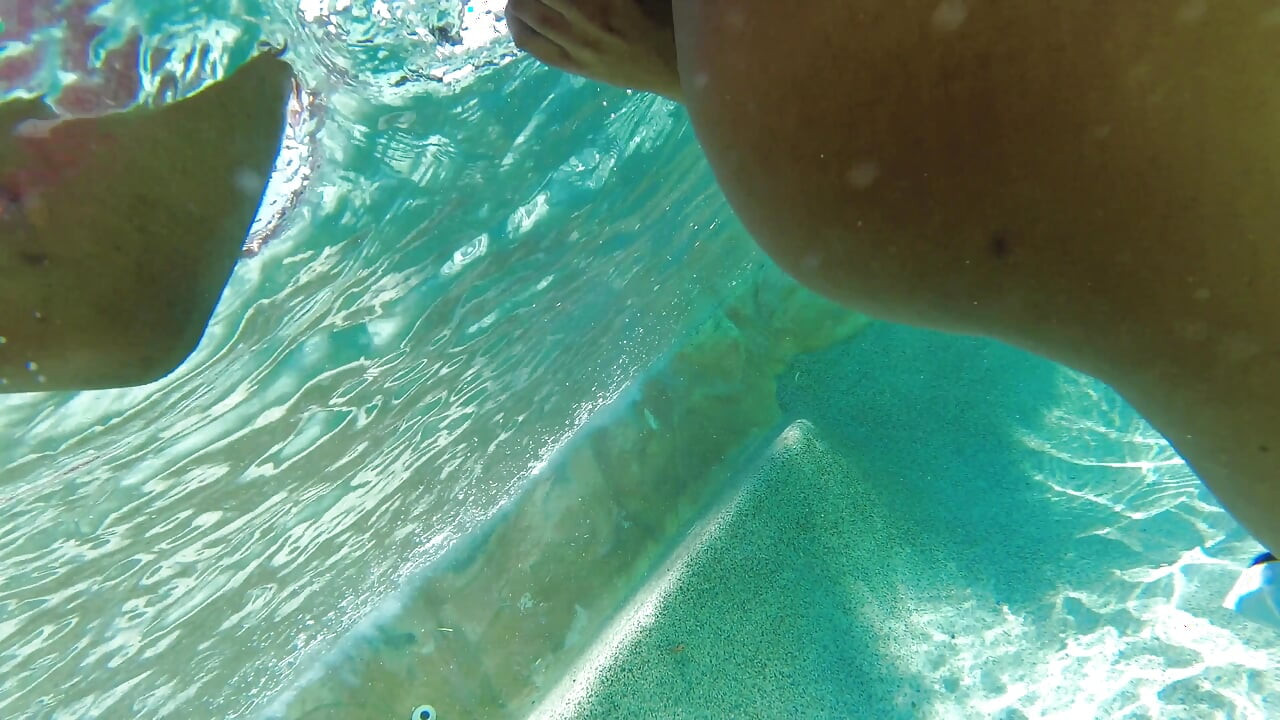 Heißer lesbischer interracial spaß im pool