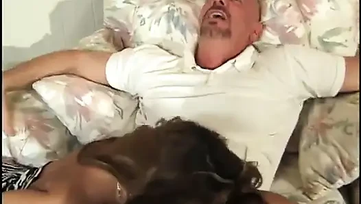 Güzel anal Asyalı sürtük kızlar emiyor ve büyük bir yarakla sikiliyor