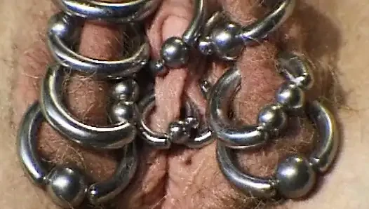 Cewek nakal perancis dengan memek yang ditindik di-fingering sama domina sampai matanya merem melek
