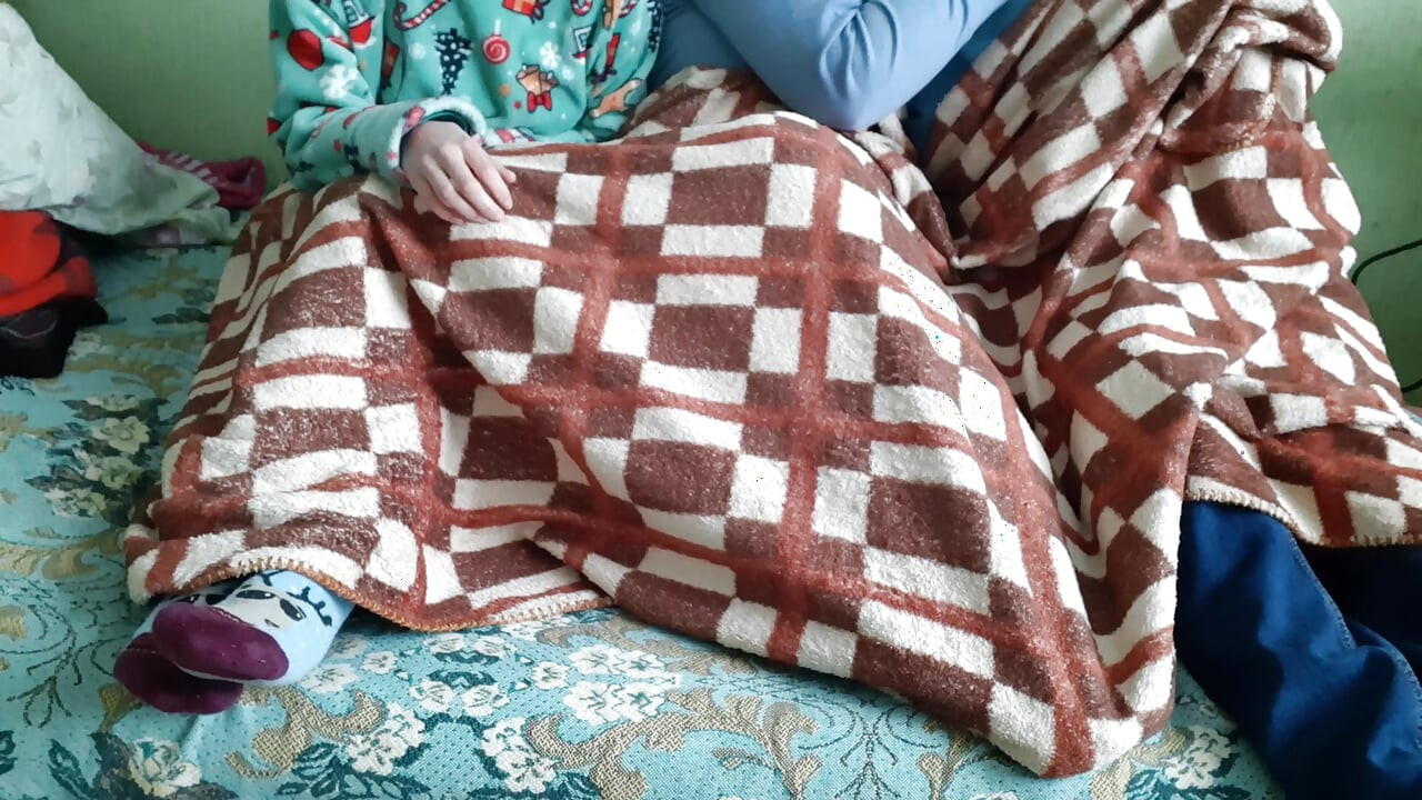 A irmã da minha namorada me masturbava enquanto nós três estávamos assistindo uma série de TV