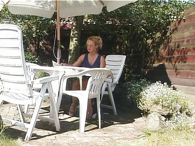 Loira madura esfrega sua vulva ao ar livre