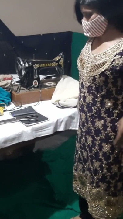 Terzi ne yenge ka naap lete lete yenge ko hi chod dala, desi ev hanımı terzi tarafından net Hintçe ses ile sikiliyor | Klip 1