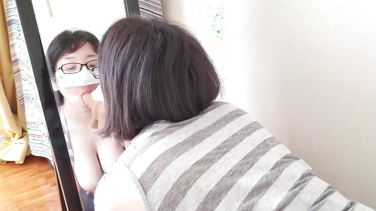 Μια παντρεμένη γυναίκα αυνανίζεται μπροστά στον καθρέφτη