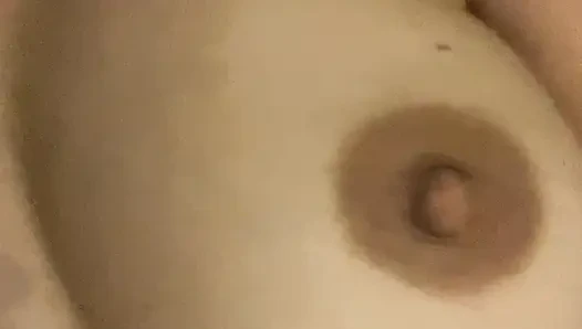 Sie liebt es, ihre große muschi zu berühren, während sie dich neckt, auch zu kommen.