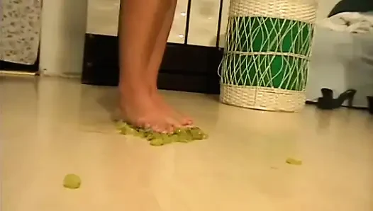 Menghancurkan anggur dengan kaki telanjangku