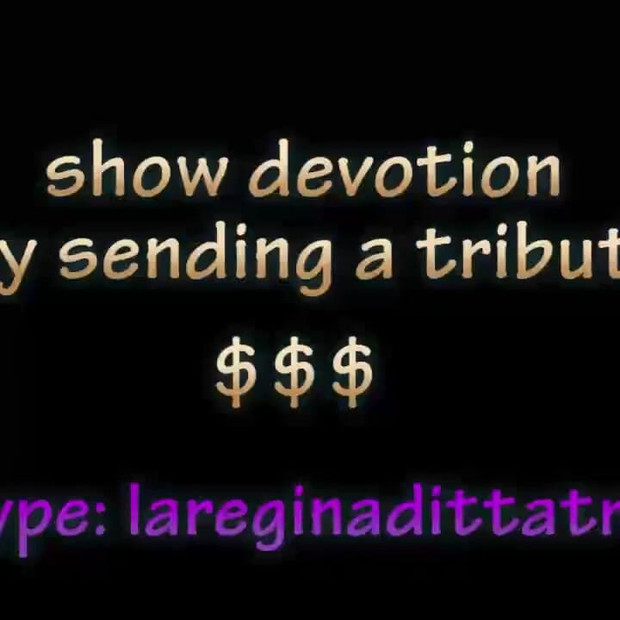 סשן מקרוב כדי להראות את הקעקועים שלה על התחת החמוד שלה