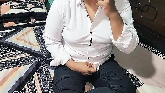 Aku mergoki keponakanku lagi sendirian di rumah dan ngentot memeknya habis-habisan.