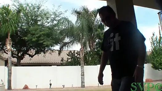 Rothaarige milf mit dicken titten liebt es, zu necken