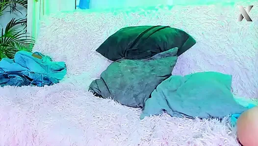 Dildo bersama: kami bergiliran meletakkannya sampai ke bawah
