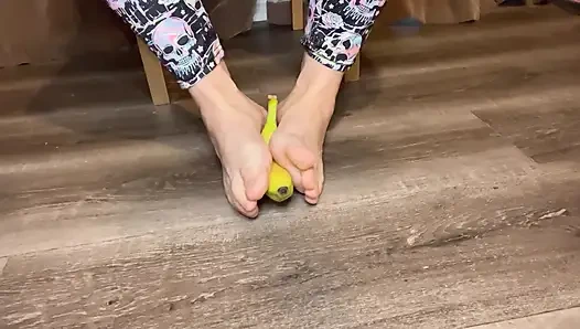 Çıplak ayaklarımın altında muz yutuyor yemek fetişi