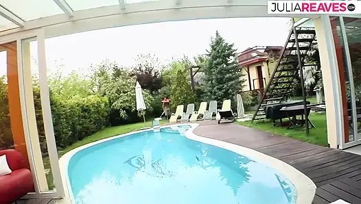 Pelacur mengerang saat dia menunggangi kontol monster setelah diraba