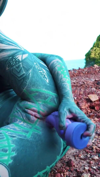 Masturbiram napolju u blizini mog anosa sa dildom | Klip 1