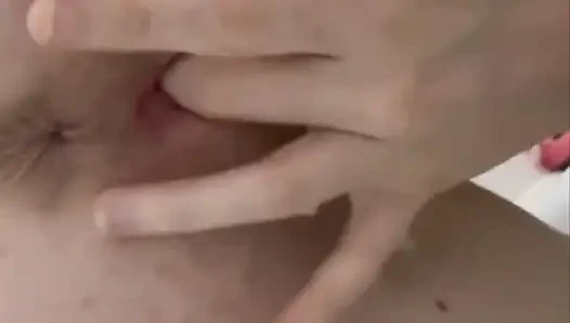 Spiel mit meiner muschi in der badewanne