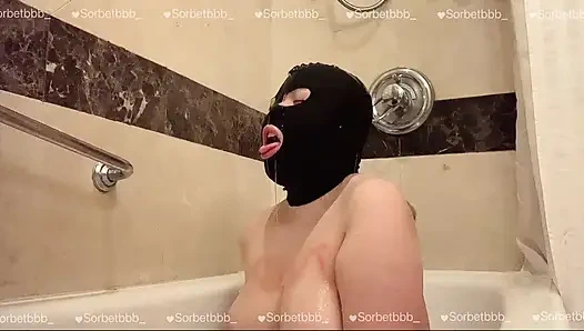 Nacktes asiatisches teen leckt und spielt lotion in der wanne