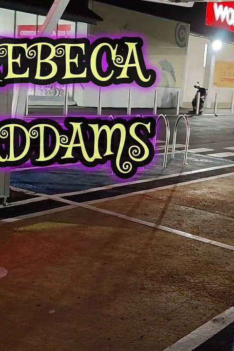 Louca Rebeca Addams em Jeans Buttcrack no Supermercado
