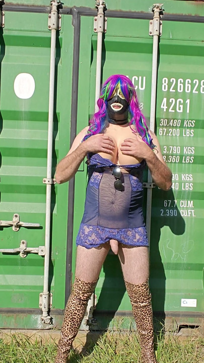 Travesti de tetas postizas gigantes en lencería masturbándose al aire libre | Clip 1