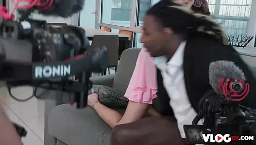 Isabella nice ateşli büyük zenci ile kamera arkası seksinin tadını çıkarıyor