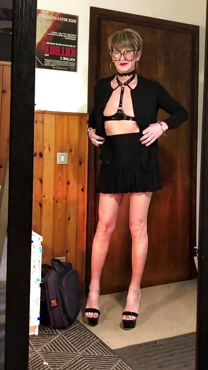 Elegante Dame Läuft Auf High Heels