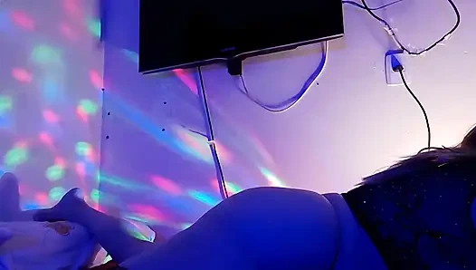 Sangat nakal dan bersenang-senang pamer di depan kamera.