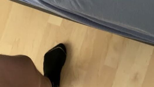 Fétichisme des pieds, Mrandmrshoneyy excitée se caresse la bite contre le pied de la coquine Furiozzza