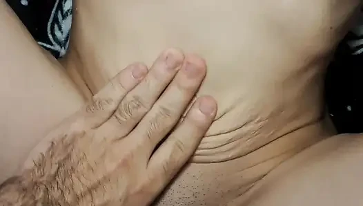 Ein bett mit der kleinen titten-freundin meines besten freundes teilen