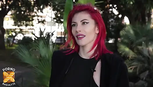 Güzel kızıl saçlı MILF, iki büyük penisle seks yapıyor
