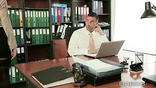 Schätzchen - alexis Brill wird von kollegen im büro geritten