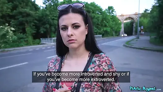 Публичный агент - темноволосая красотка Billie Star сосет хуй за деньги