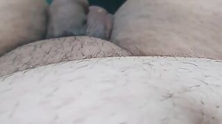 Un beau-fils nu dans son lit près de sa belle-mère aux énormes seins naturels