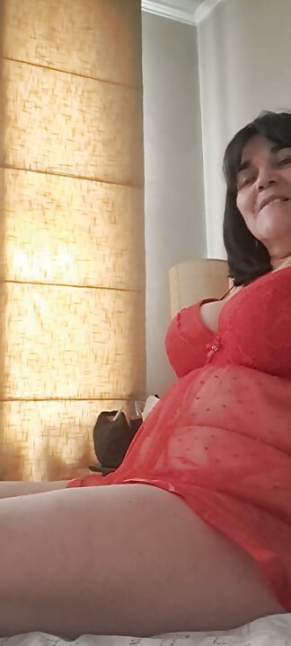Stiefmutter in sexy roter Videokamera