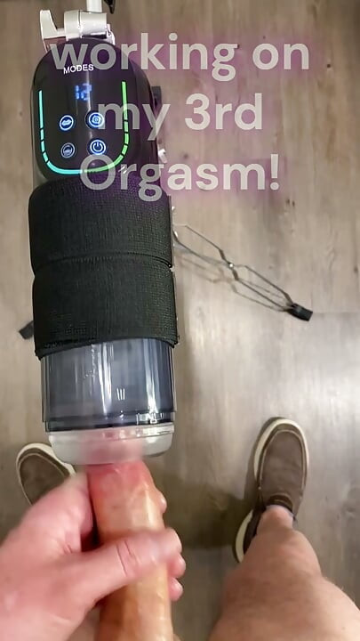 Ova igračka bez ruku tjera me da izbacim višestruke količine sperme!