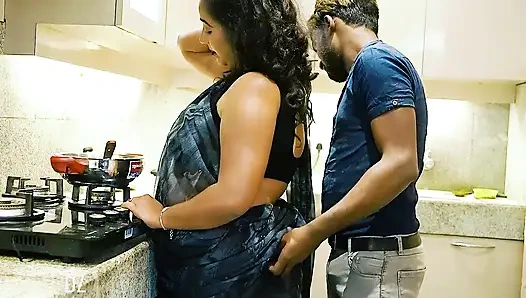 Üvey anne mutfakta büyük götten domalarak sikiliyor Hintçe argo