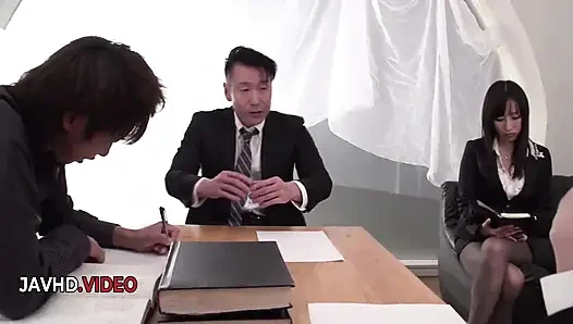 Dampfende japanische verführerin Rina Mayuzumis dampfende büro-verführung