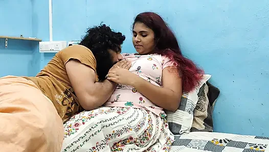 Kemeja dan rok lip lock romantis panas dalam romansa kamar tidur