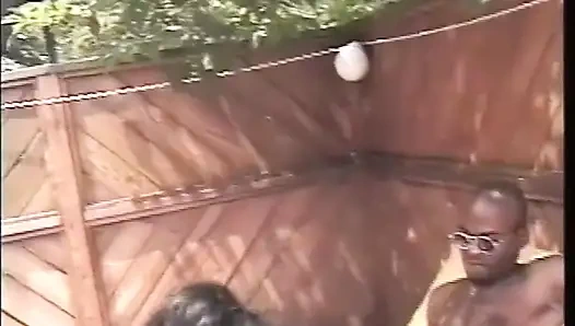 Siyah çift amcık yalıyor büyük siyah yarak bahçede emiyor