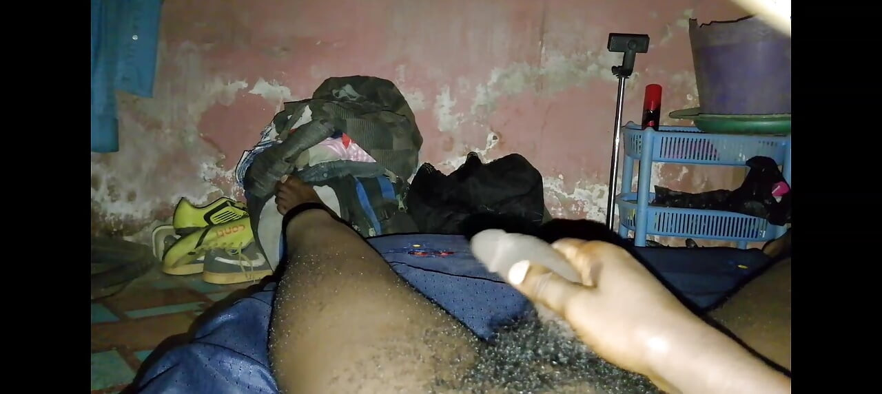 アフリカ系黒人のボビー・ジョンソンは、ただ自分のペニスを膝の上で撫でたり撫でたり楽しんでいるだけです