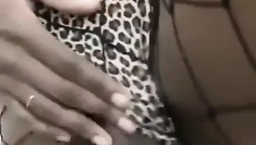 Показываю мою черную чернокожую киску